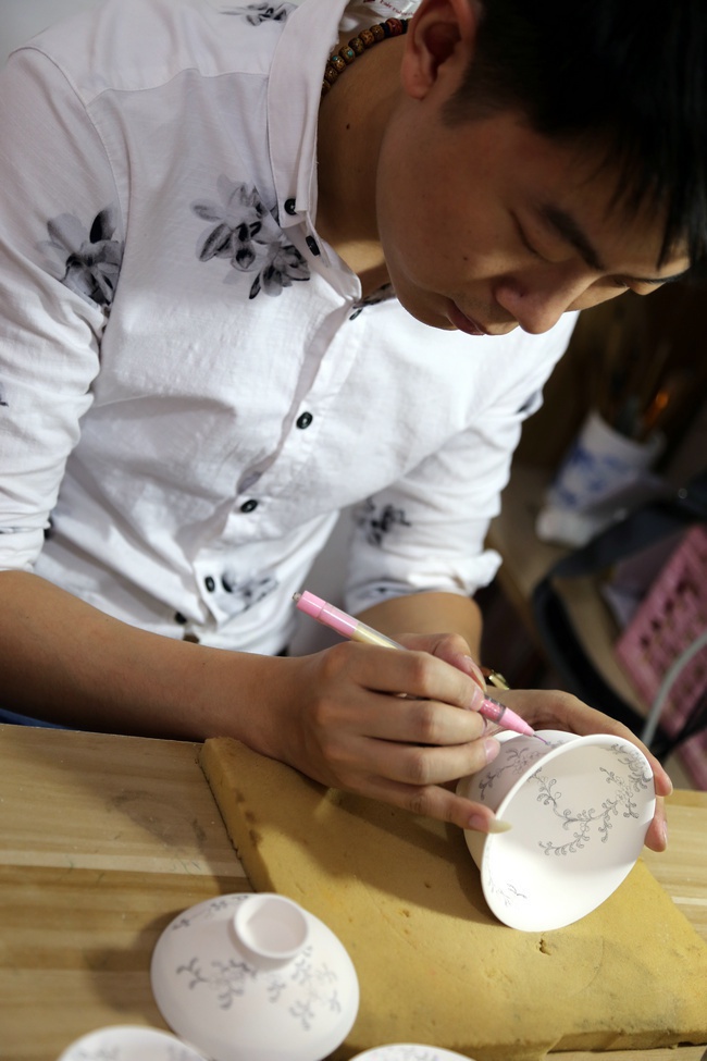 張老師設(shè)計(jì)創(chuàng)作中.jpg